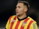 Joueur de football portant maillot du RC Lens.