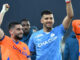 Joueurs de football célébrant leur victoire.