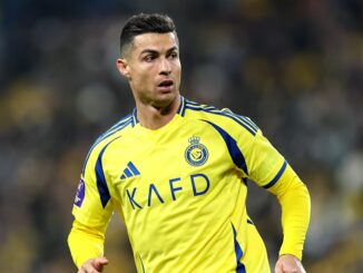 Joueur de football en maillot jaune sur le terrain.