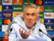 Conférence de presse d'un entraîneur de football.