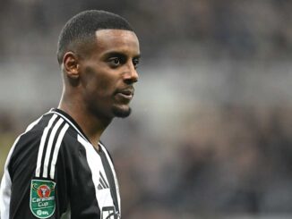 Joueur de football avec maillot rayé noir et blanc.
