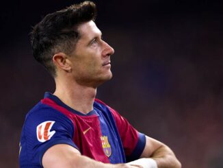 Joueur de football en maillot blaugrana sur le terrain.