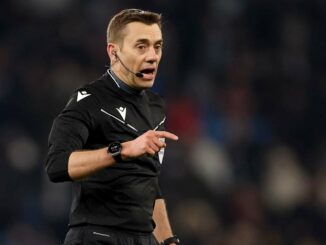 Arbitre de football donnant une décision sur le terrain.