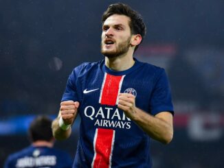 Footballeur célébrant en maillot bleu PSG.