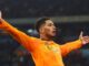 Un joueur de football célébre un but.