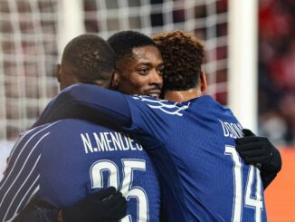 Joueurs de football s'embrassant sur le terrain.