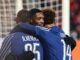 Joueurs de football s'embrassant sur le terrain.