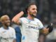 Joueur de football célébrant sur le terrain
