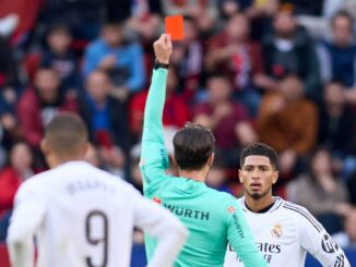 Arbitre montre carton rouge à joueur en match.