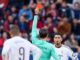 Arbitre montre carton rouge à joueur en match.