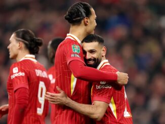 Joueurs de football se félicitant sur le terrain.