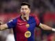 Joueur de football en maillot du FC Barcelone.
