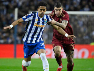 Deux footballeurs en action sur le terrain.