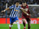 Deux footballeurs en action sur le terrain.
