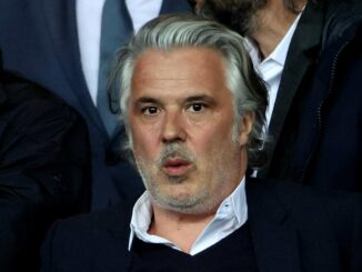 Homme aux cheveux gris regardant surpris.