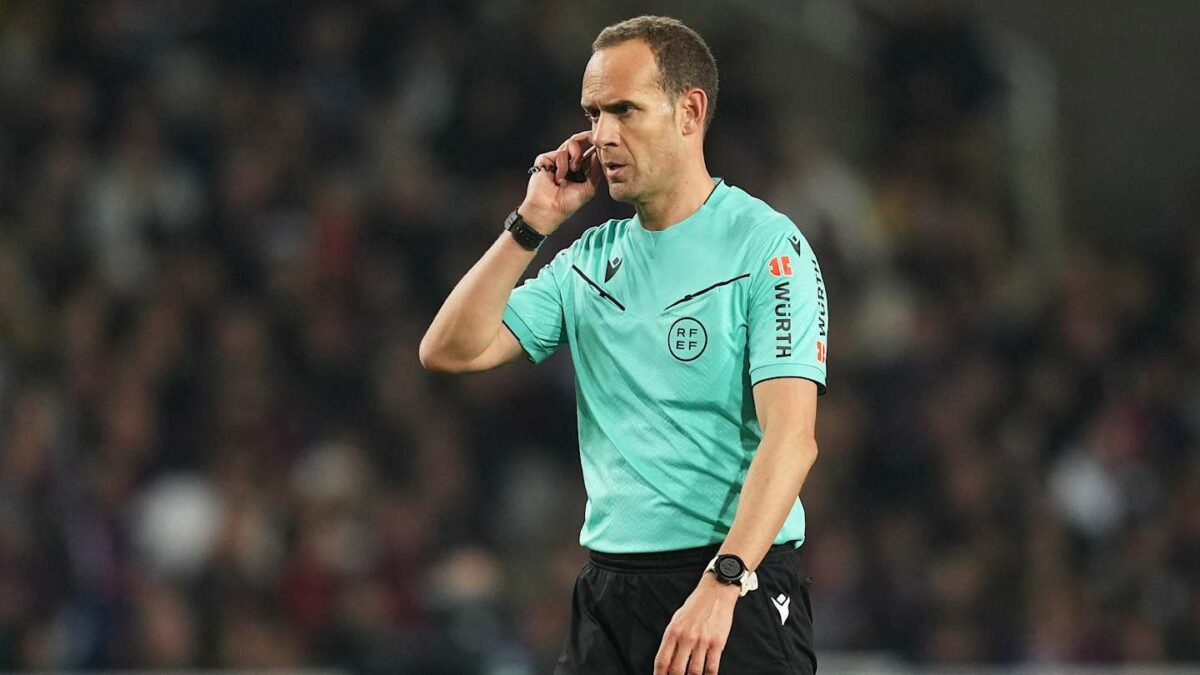 Arbitre utilisant un appareil lors d'un match