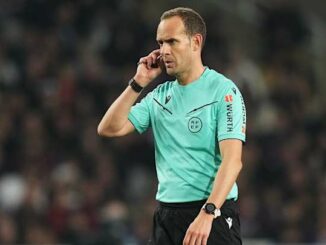 Arbitre de football parlant à l'oreillette