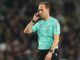 Arbitre de football parlant à l'oreillette