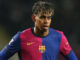 Joueur en maillot Barcelone sur un terrain.