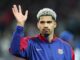 Joueur de football saluant sur le terrain.