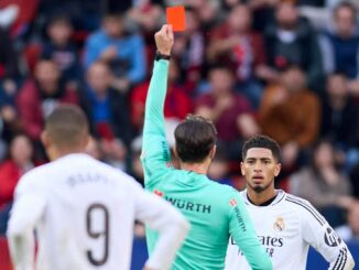 Arbitre montre carton rouge à joueur football