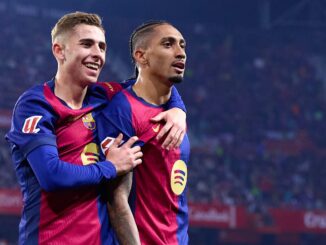 Deux joueurs de football s'embrassant sur le terrain.