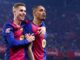 Deux joueurs de football s'embrassant sur le terrain.