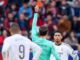 Arbitre montre un carton rouge lors d'un match.