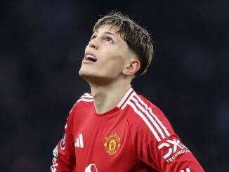 Joueur de football regardant vers le haut.