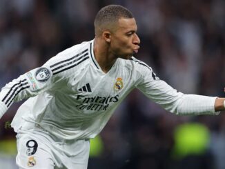Joueur de football célébrant un but