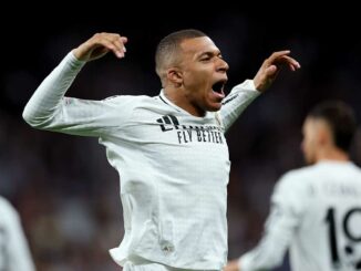 Joueur de football criant de joie sur le terrain.