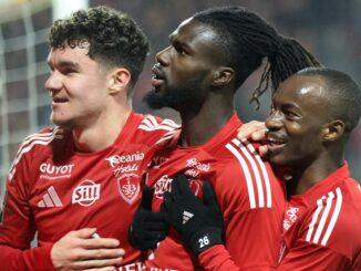 Joueurs de football célébrant en équipe.