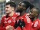 Joueurs de football célébrant en équipe.