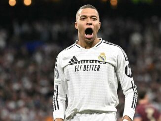 Joueur de football criant avec enthousiasme sur le terrain.