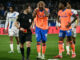 Arbitre montrant carton rouge à joueur de football.
