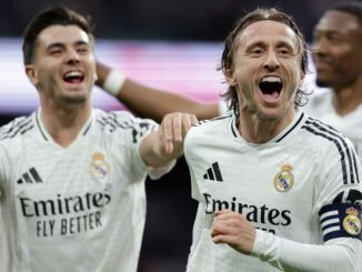 Joueurs de football célébrant en équipe.