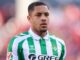 Joueur de football en maillot vert et blanc
