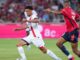Deux joueurs de football pendant un match.