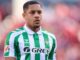 Joueur de football en maillot vert et blanc