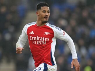 Joueur de football sur le terrain, maillot Arsenal.