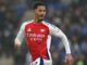 Joueur de football sur le terrain, maillot Arsenal.
