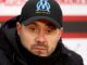 Homme portant casquette OM en conférence de presse.