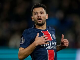Joueur de football sur le terrain.