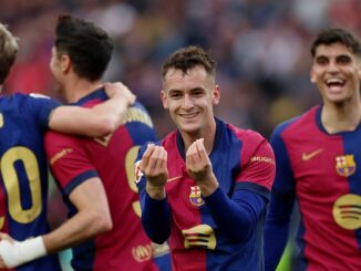 Joueurs de football souriant sur le terrain.