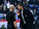 Entraîneur parle à l'arbitre pendant le match.
