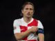 Joueur de football en maillot rouge et blanc