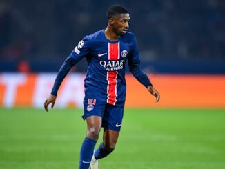 Joueur de football en action sur le terrain