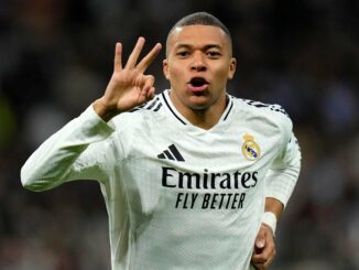 Joueur de football célébrant sur le terrain.