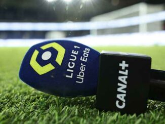 Microphones Ligue 1 et Canal+ sur gazon.