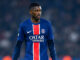 Joueur de football avec maillot PSG.
